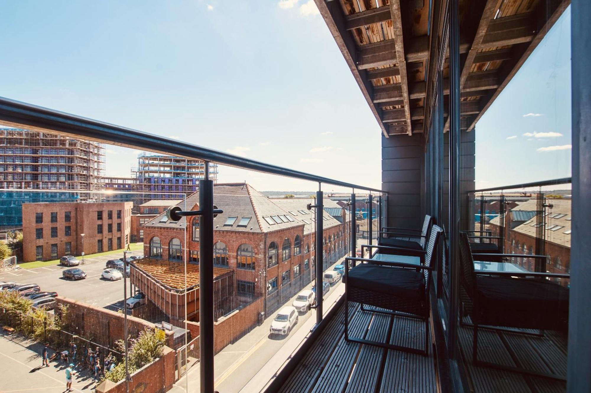 King Deluxe City Apt Large Space& Free Parking! No Balcony Leeds  Exterior photo